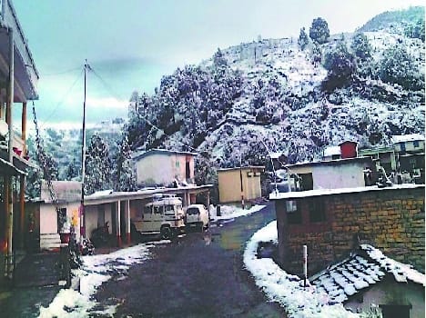 Snow fell in the villages of Kapkot